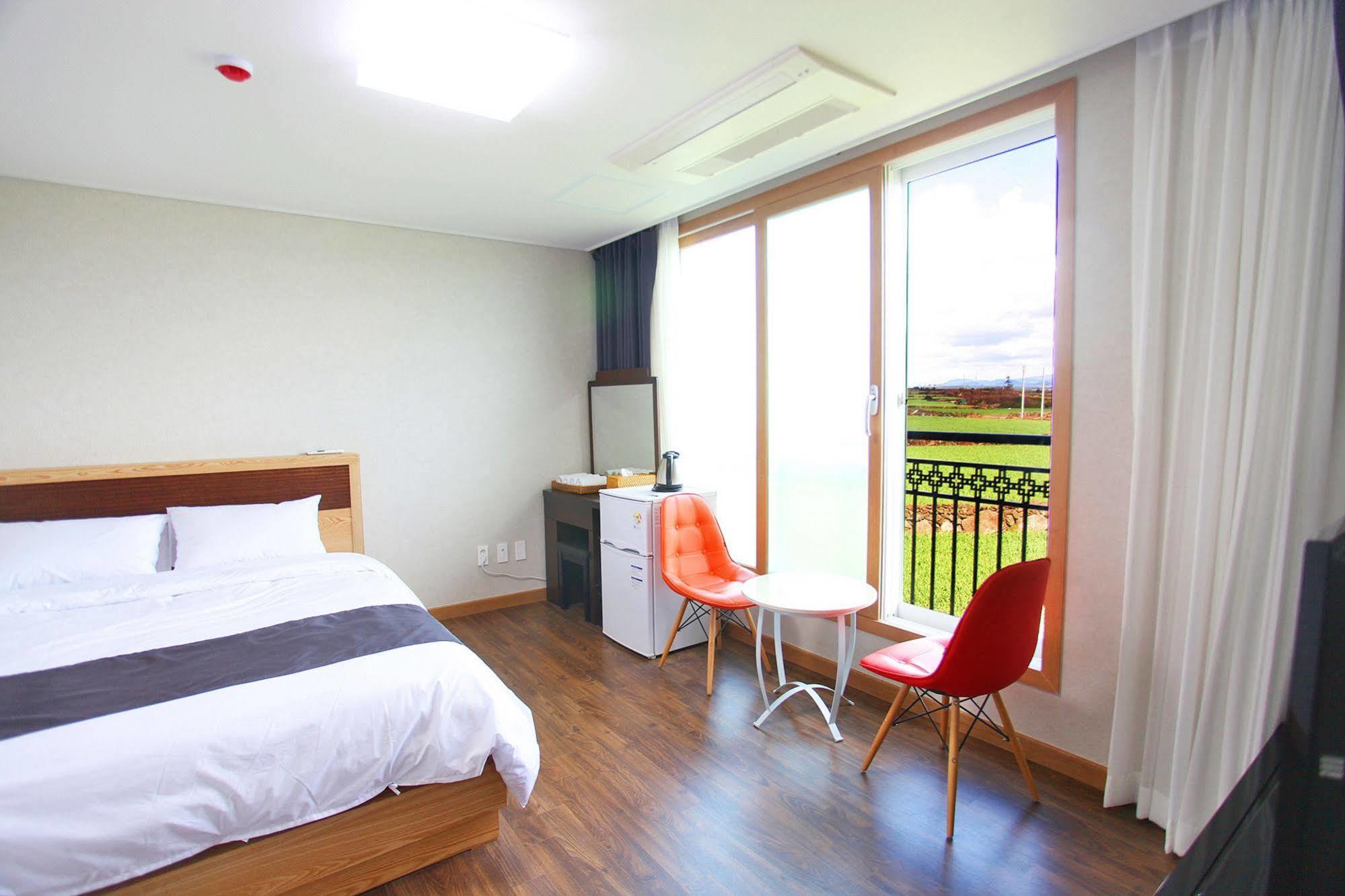 J Raum Resort Сеогвипо Екстериор снимка