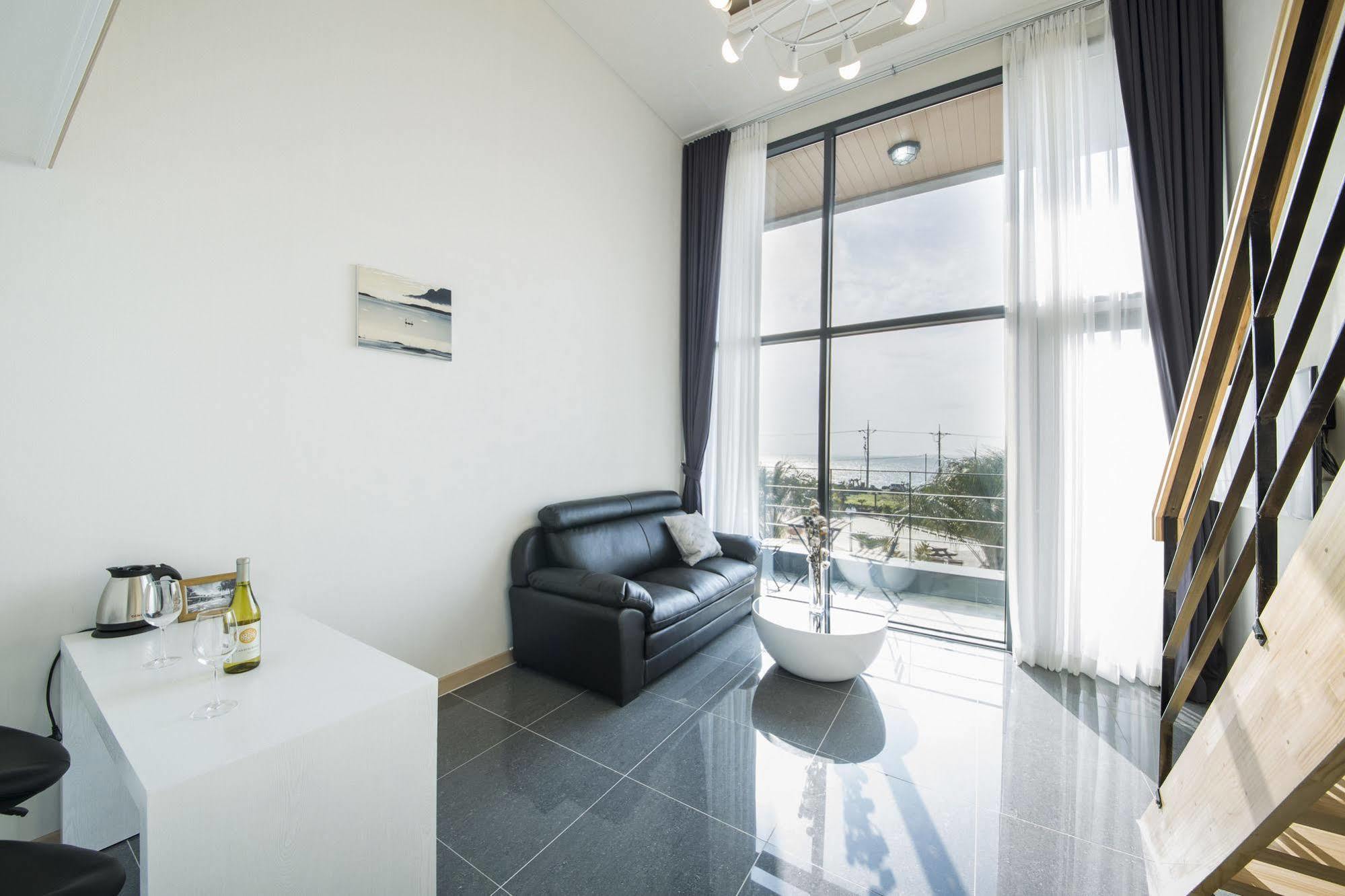 J Raum Resort Сеогвипо Екстериор снимка