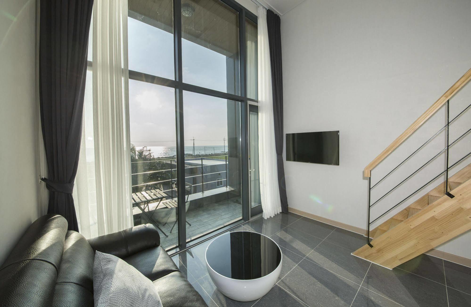 J Raum Resort Сеогвипо Екстериор снимка