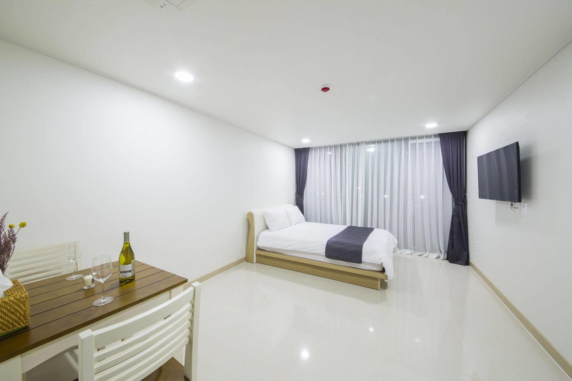 J Raum Resort Сеогвипо Екстериор снимка