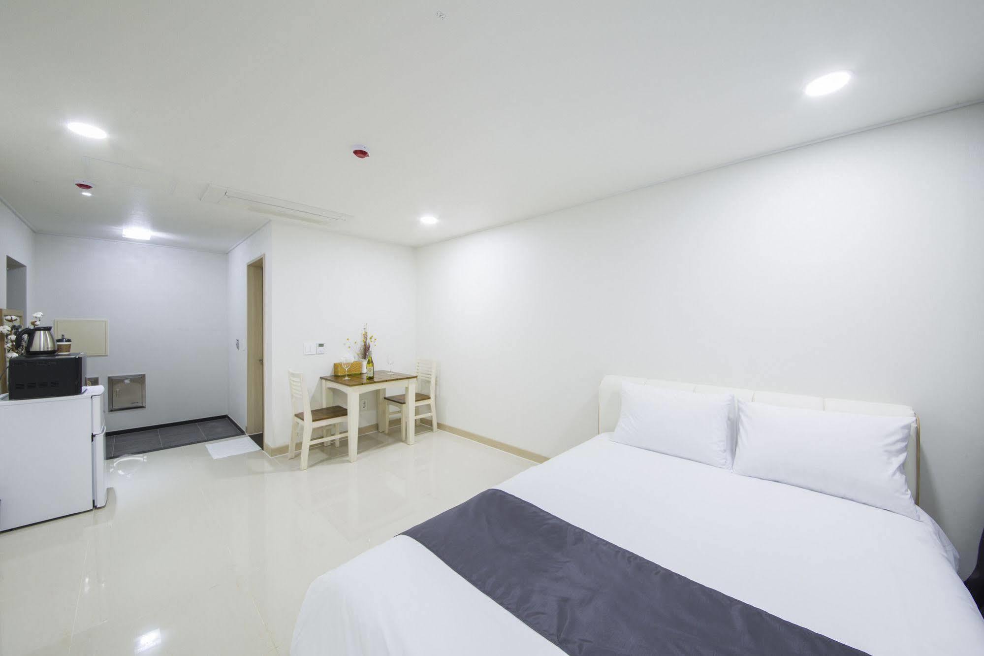 J Raum Resort Сеогвипо Екстериор снимка