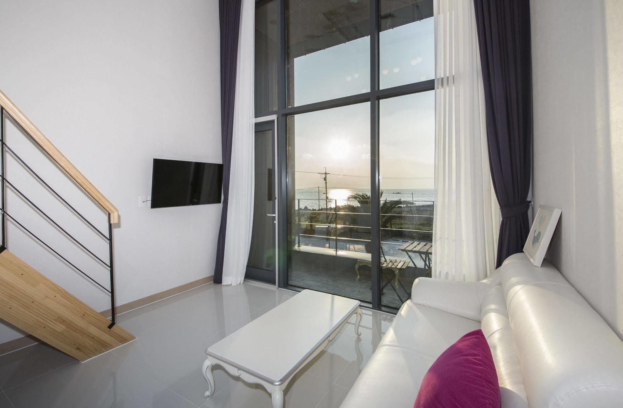 J Raum Resort Сеогвипо Екстериор снимка