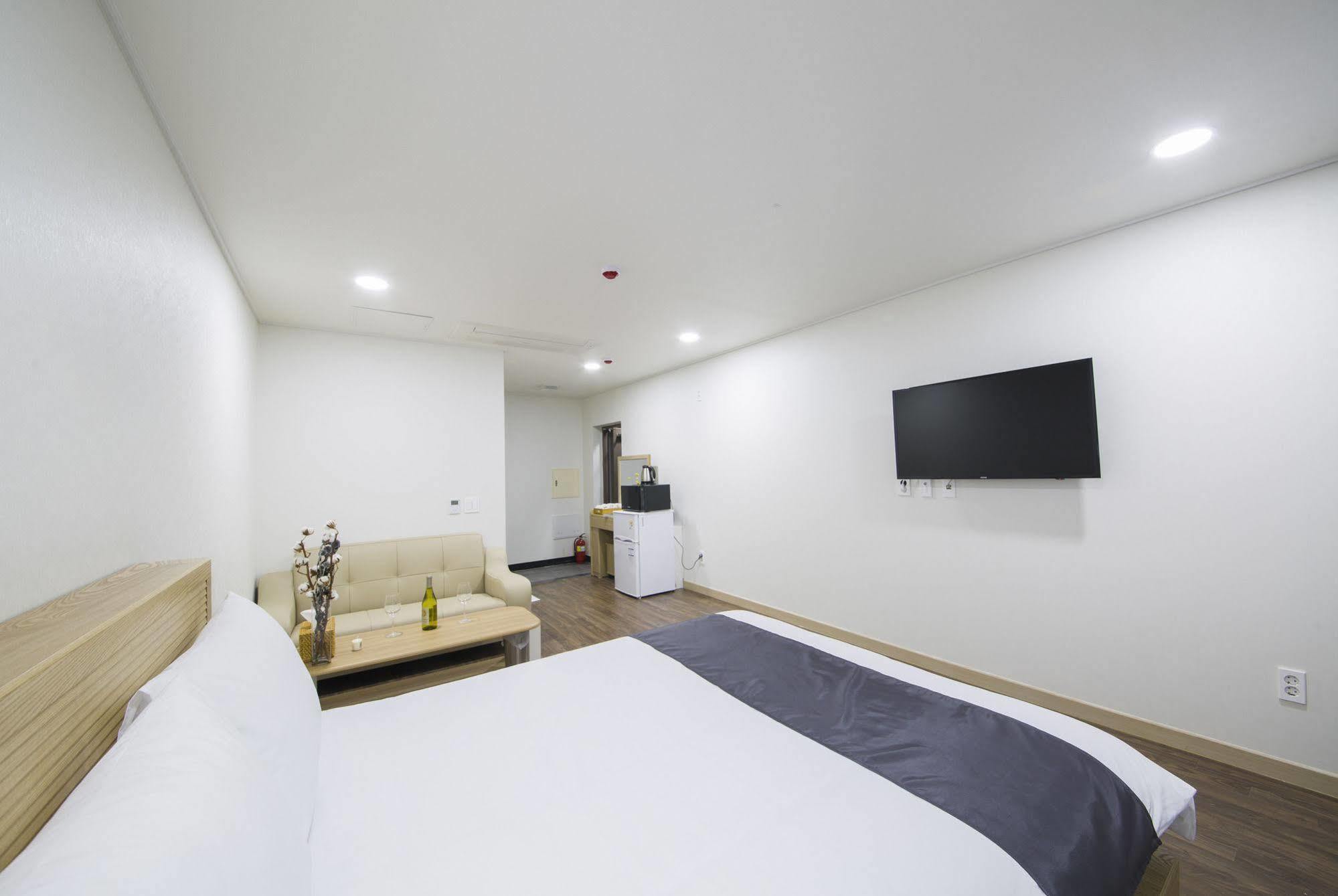 J Raum Resort Сеогвипо Екстериор снимка