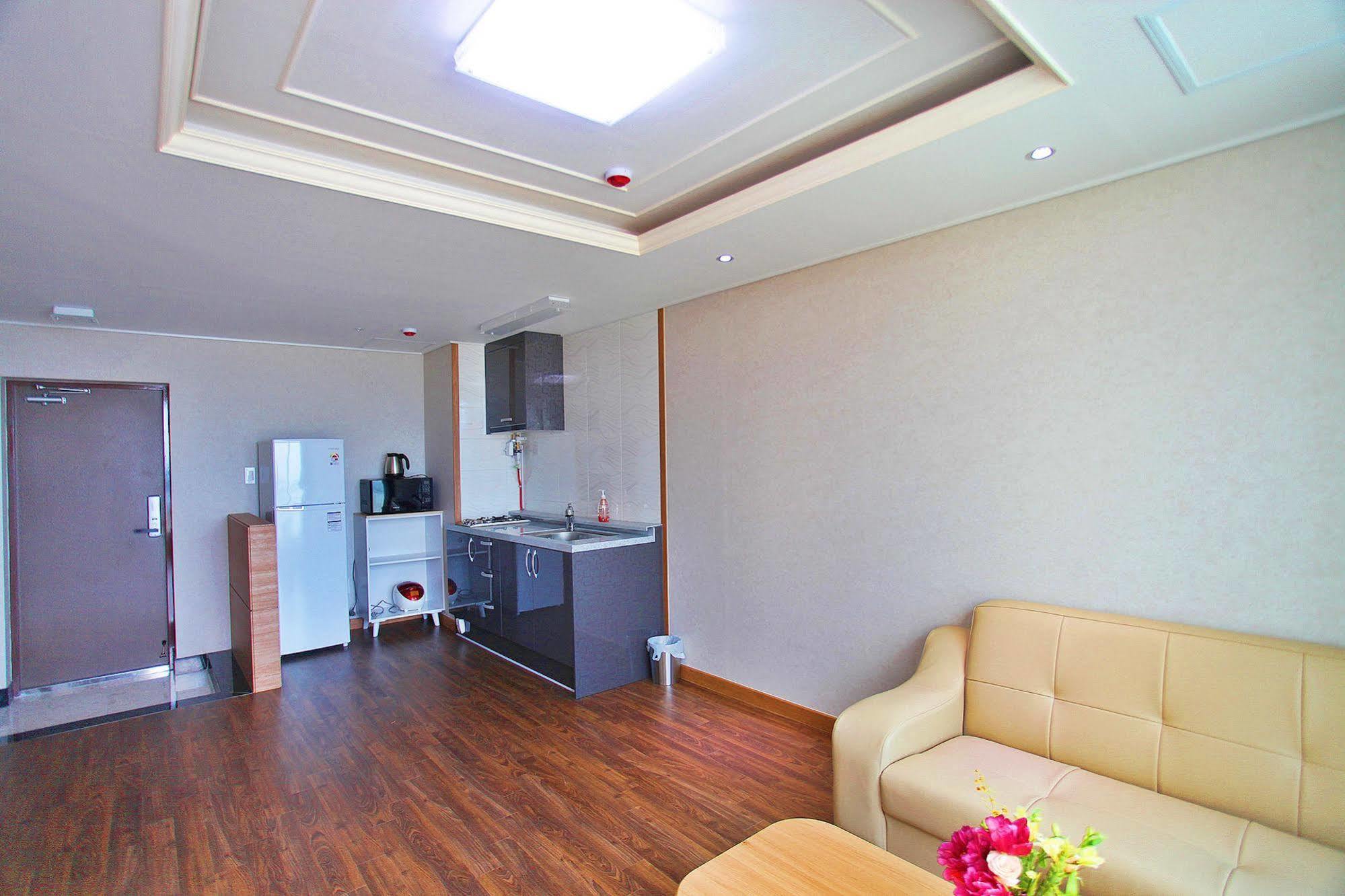 J Raum Resort Сеогвипо Екстериор снимка
