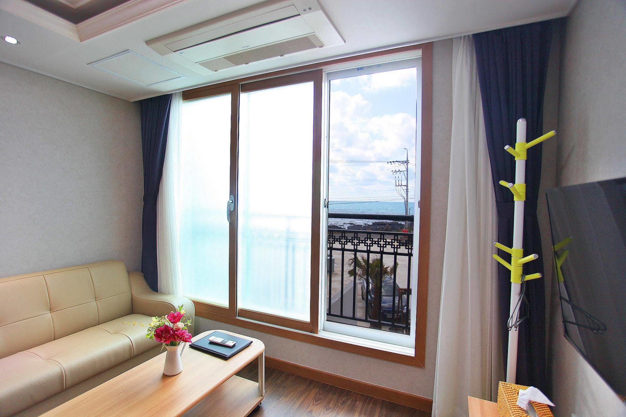 J Raum Resort Сеогвипо Екстериор снимка