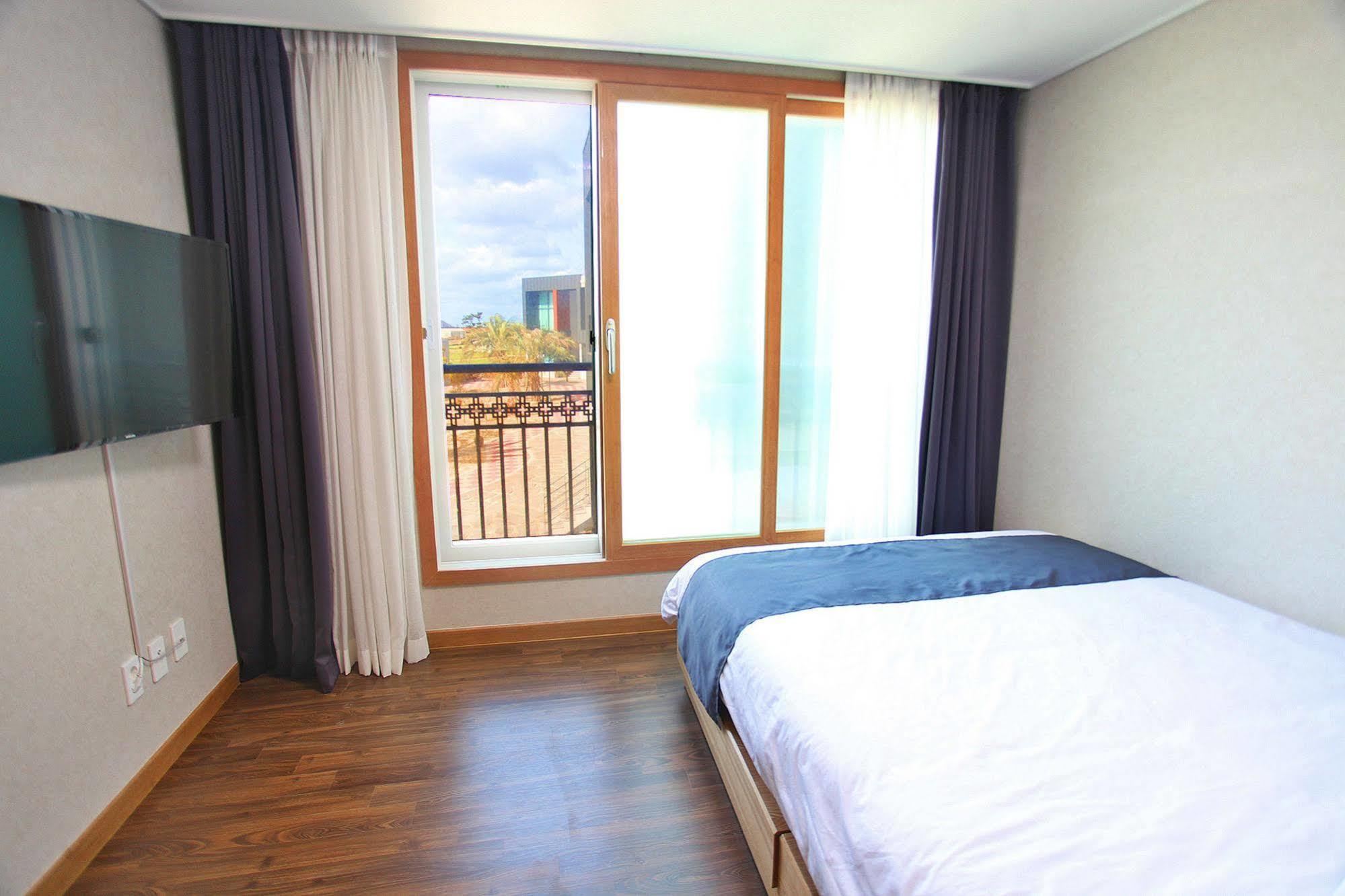 J Raum Resort Сеогвипо Екстериор снимка