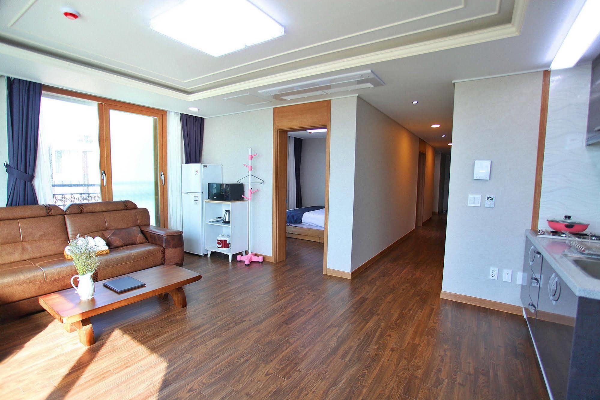 J Raum Resort Сеогвипо Екстериор снимка