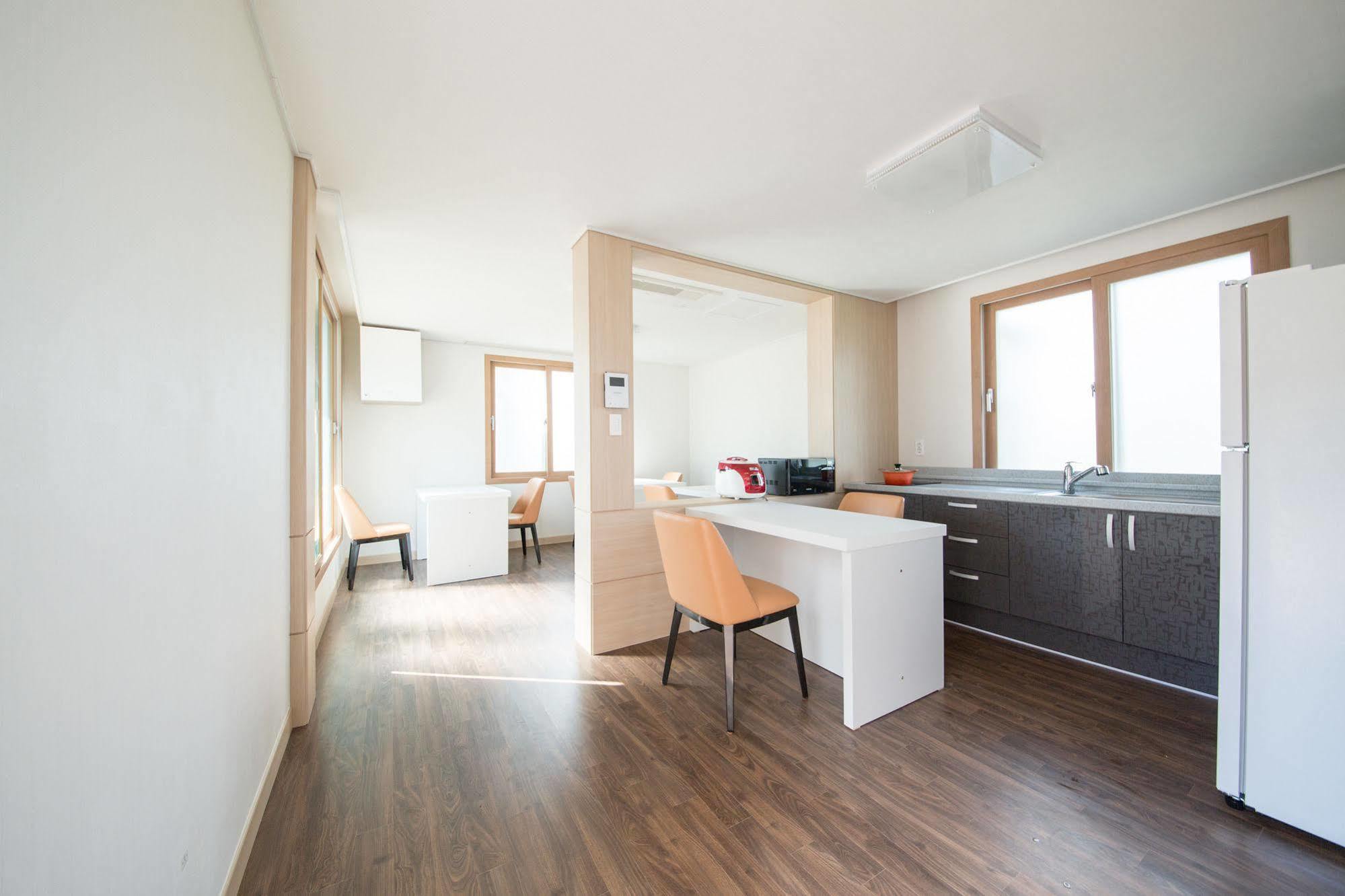 J Raum Resort Сеогвипо Екстериор снимка